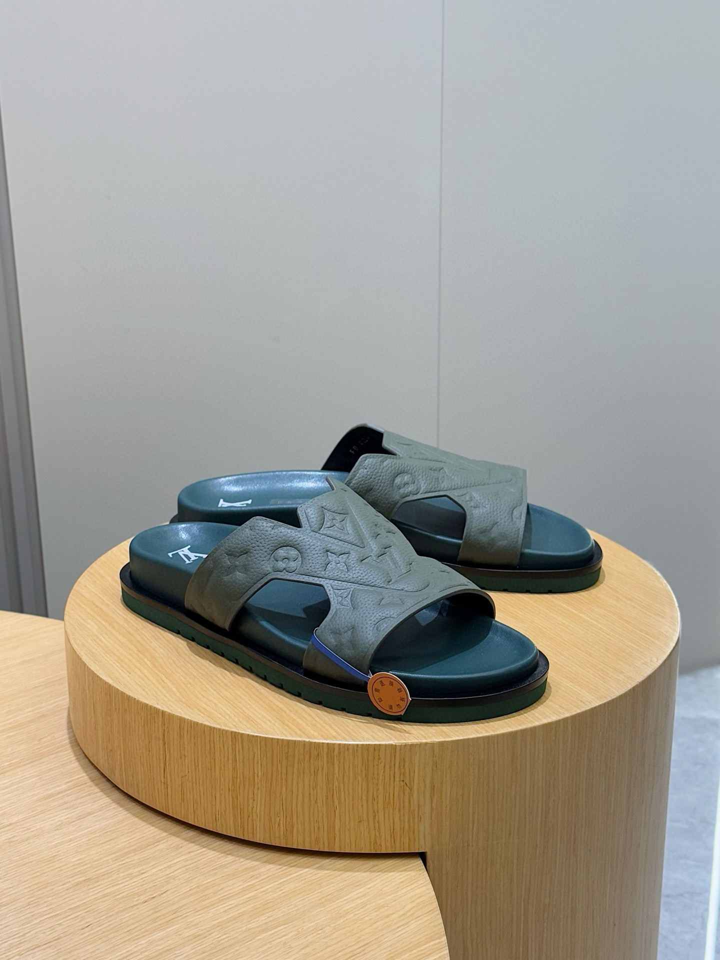 루이비통(LV) 오아시스(OASIS) 모노그램 스웨이드 뮬 슬리퍼 샌들 신발