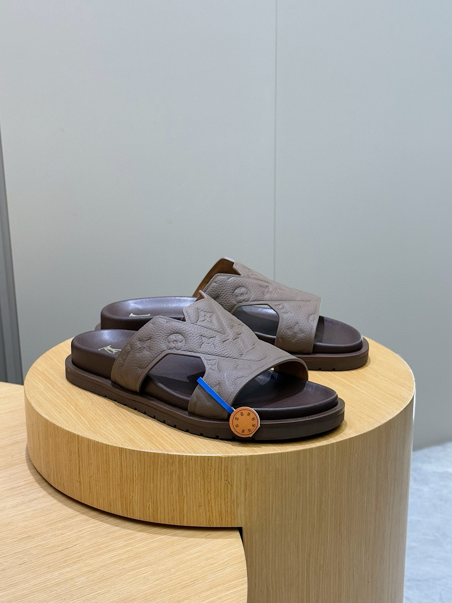 루이비통(LV) 오아시스(OASIS) 모노그램 스웨이드 뮬 슬리퍼 샌들 신발