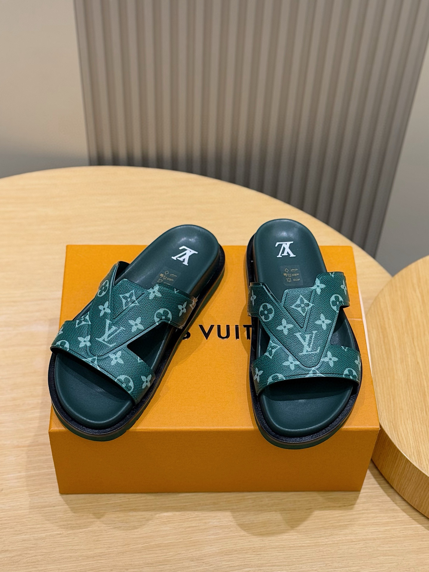 루이비통(LV) 오아시스(OASIS) 모노그램 스웨이드 뮬 슬리퍼 샌들 신발
