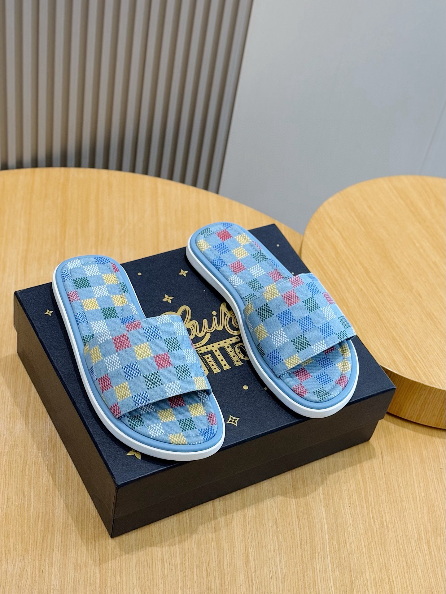 루이비통(LV) 워터프론트(Waterfront) 모노그램 워터프루프 슬리퍼 신발