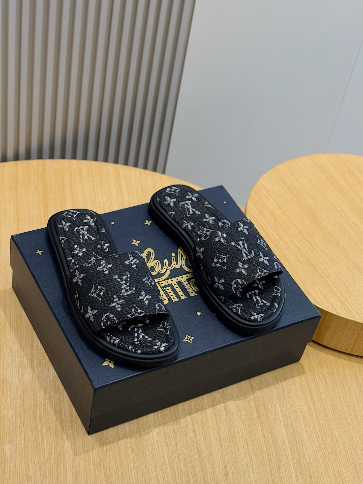 루이비통(LV) 워터프론트(Waterfront) 모노그램 워터프루프 슬리퍼 신발