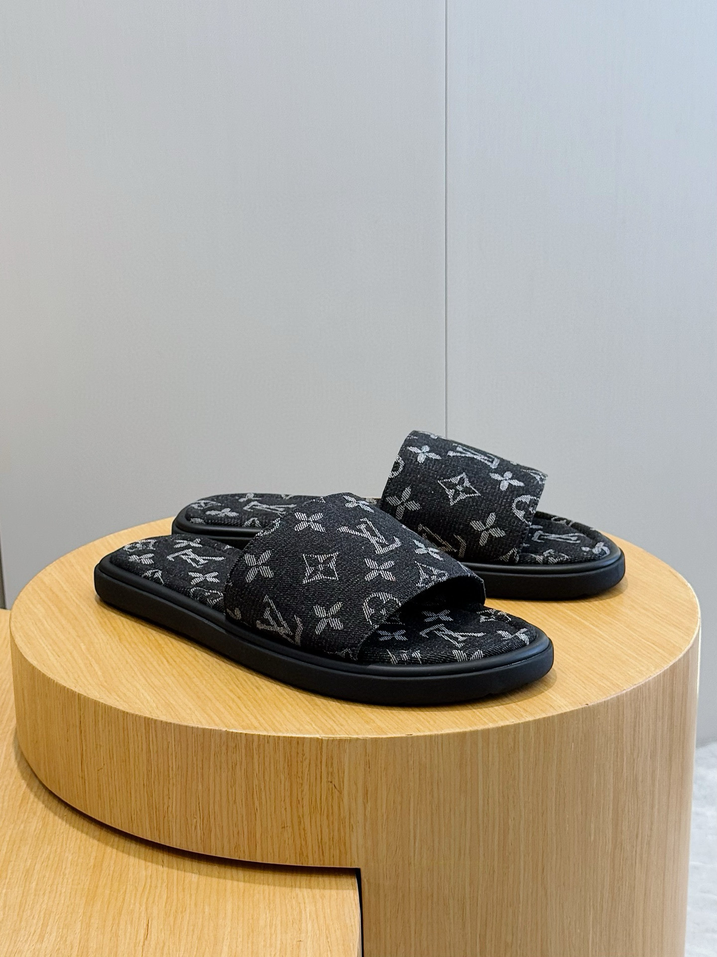 루이비통(LV) 워터프론트(Waterfront) 모노그램 워터프루프 슬리퍼 신발