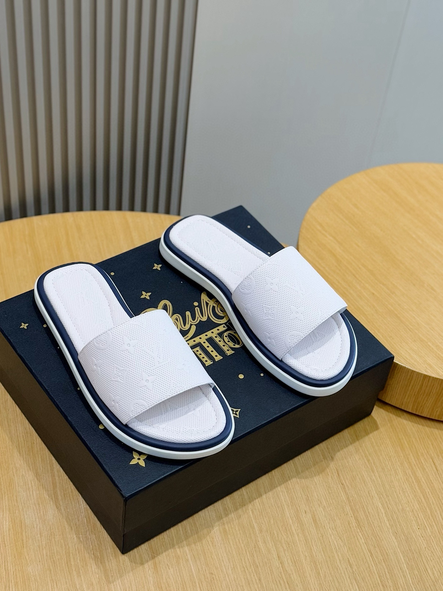 루이비통(LV) 워터프론트(Waterfront) 모노그램 워터프루프 슬리퍼 신발