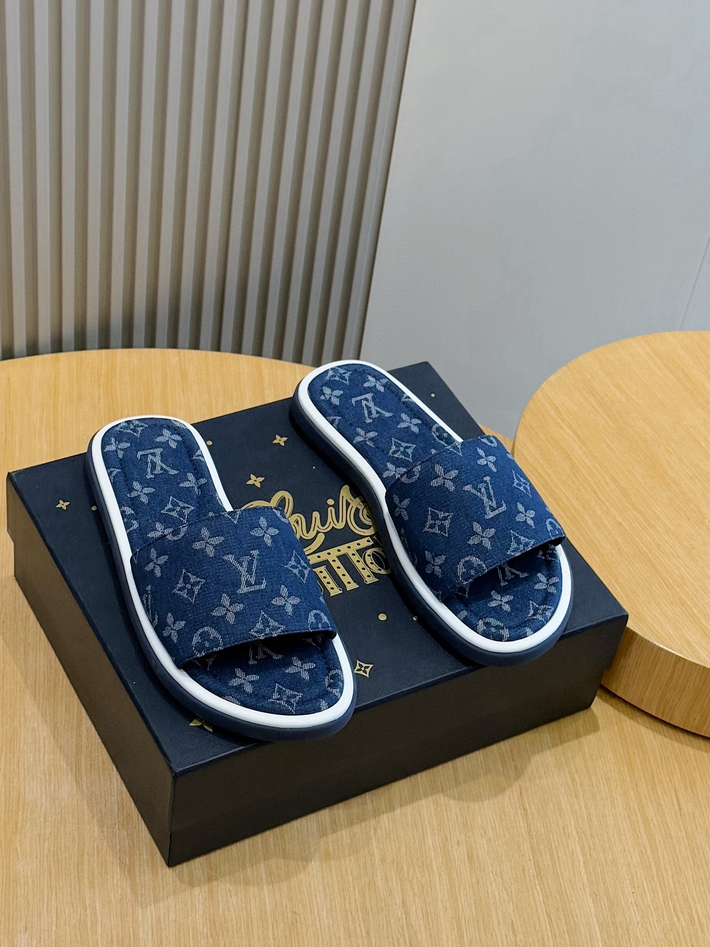 루이비통(LV) 워터프론트(Waterfront) 모노그램 워터프루프 슬리퍼 신발