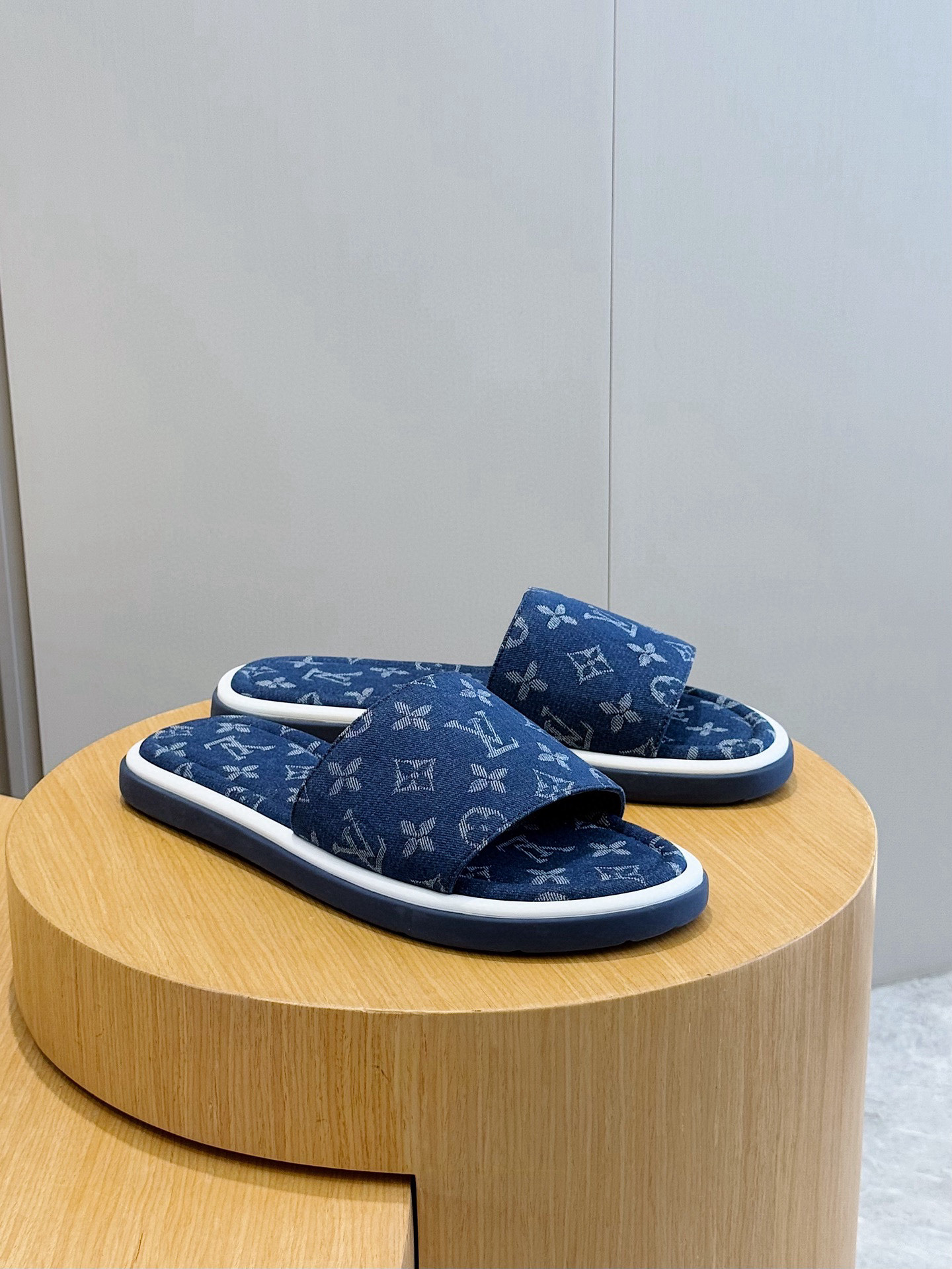 루이비통(LV) 워터프론트(Waterfront) 모노그램 워터프루프 슬리퍼 신발