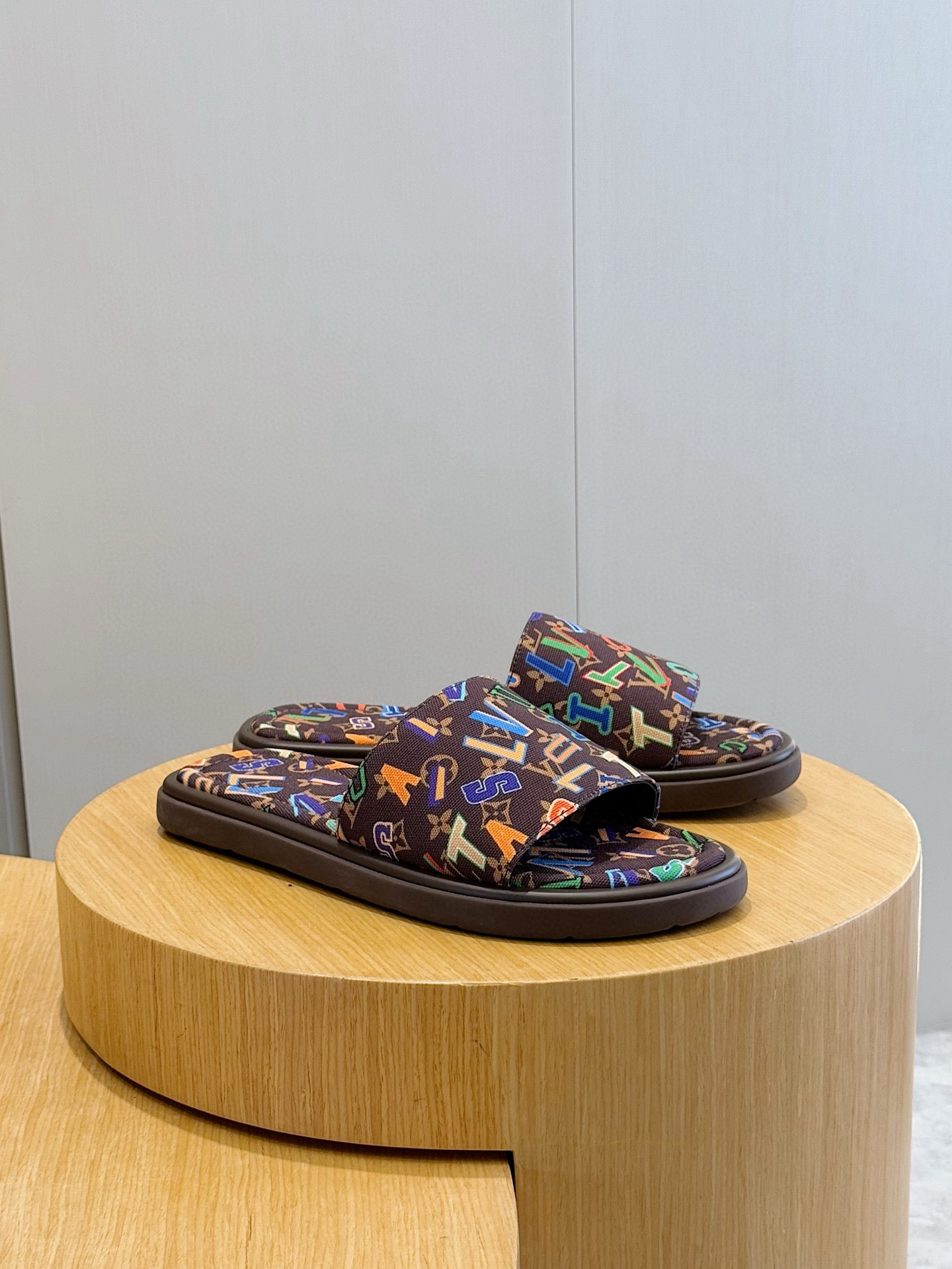 루이비통(LV) 워터프론트(Waterfront) 모노그램 워터프루프 슬리퍼 신발