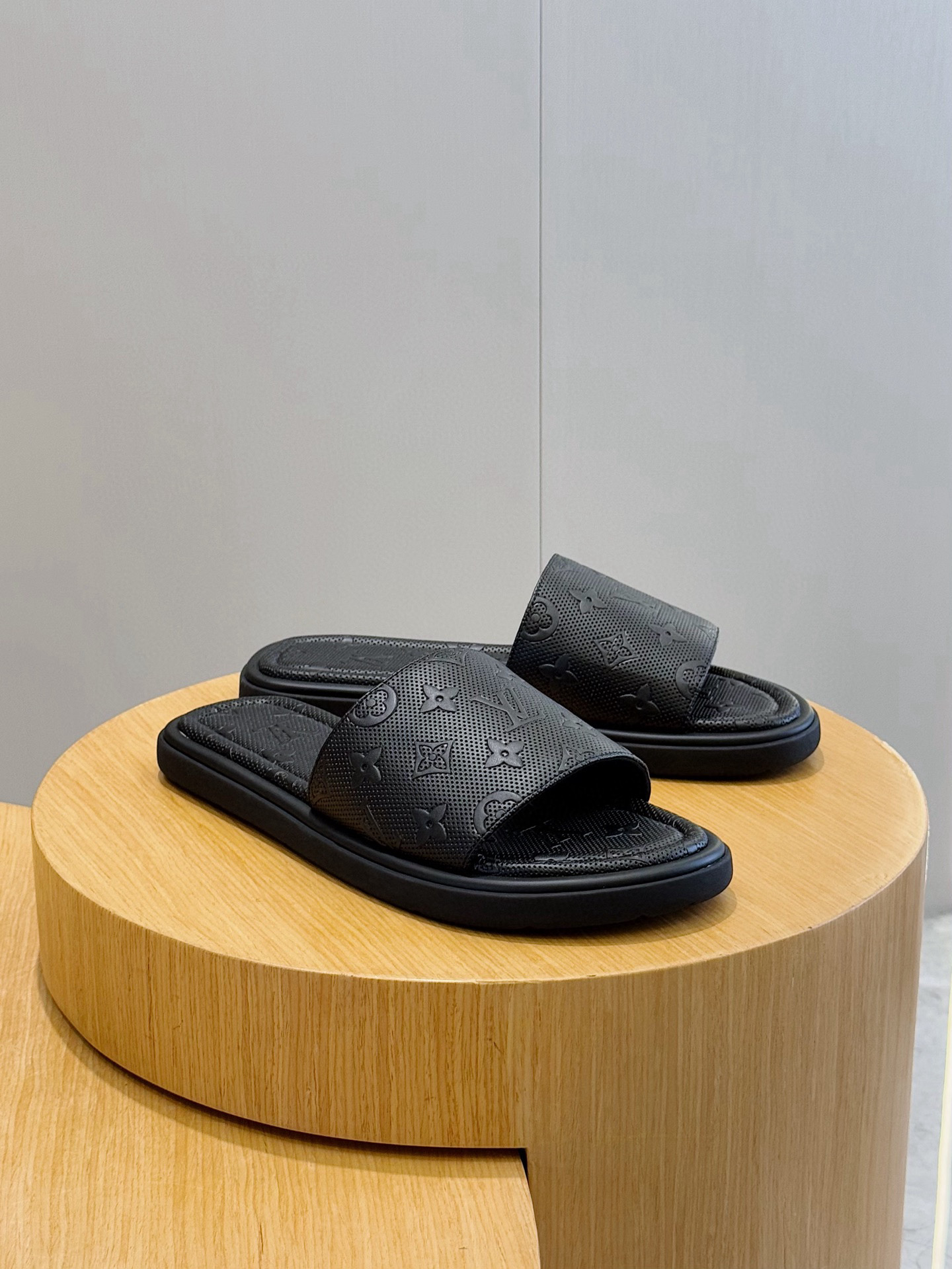 루이비통(LV) 워터프론트(Waterfront) 모노그램 워터프루프 슬리퍼 신발