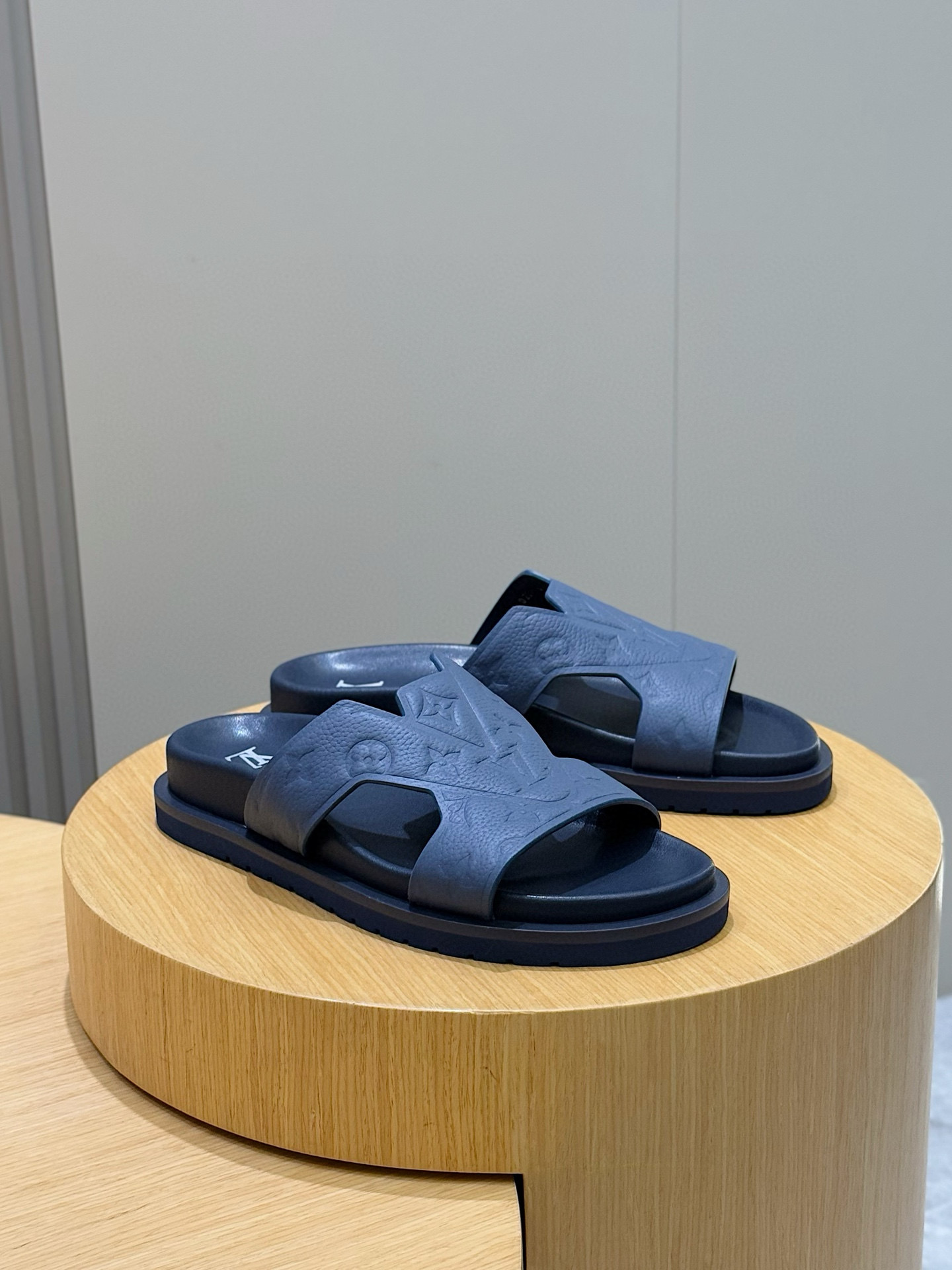 루이비통(LV) 오아시스(OASIS) 모노그램 스웨이드 뮬 슬리퍼 샌들 신발