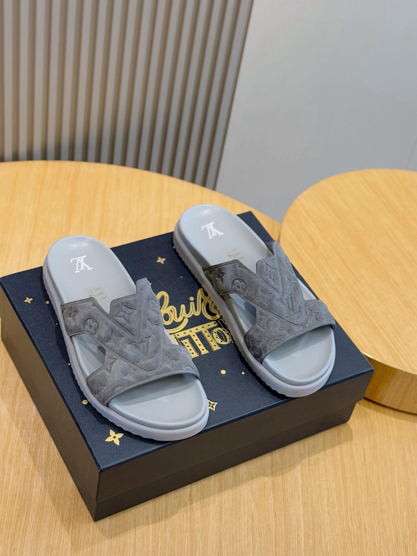 루이비통(LV) 오아시스(OASIS) 모노그램 스웨이드 뮬 슬리퍼 샌들 신발
