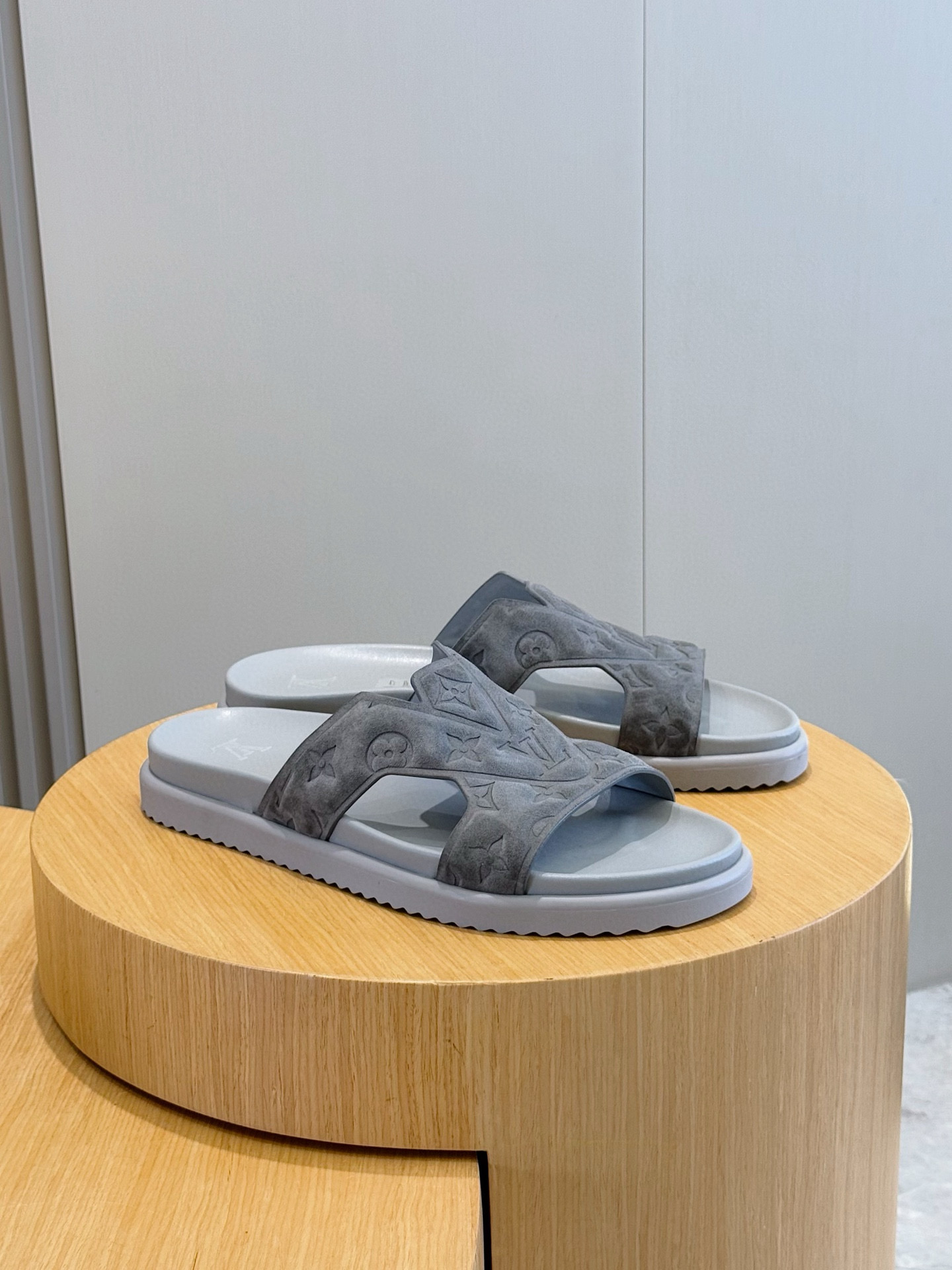 루이비통(LV) 오아시스(OASIS) 모노그램 스웨이드 뮬 슬리퍼 샌들 신발