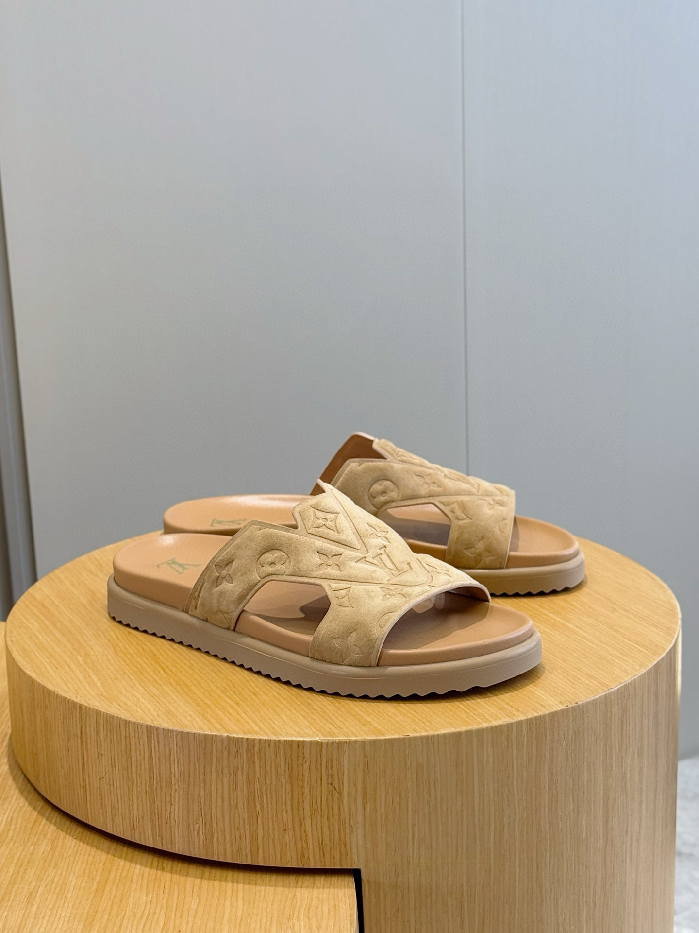 루이비통(LV) 오아시스(OASIS) 모노그램 스웨이드 뮬 슬리퍼 샌들 신발