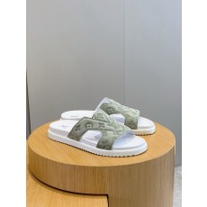 루이비통(LV) 오아시스(OASIS) 모노그램 스웨이드 뮬 슬리퍼 샌들 신발