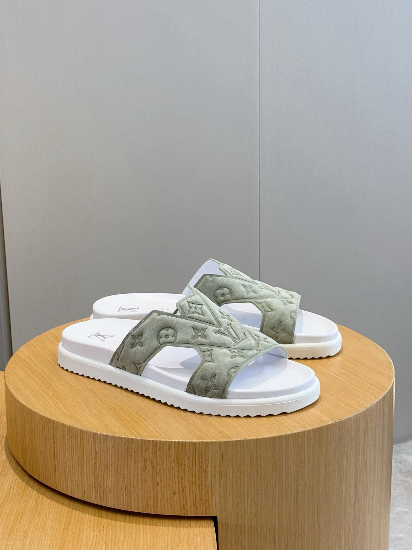 루이비통(LV) 오아시스(OASIS) 모노그램 스웨이드 뮬 슬리퍼 샌들 신발