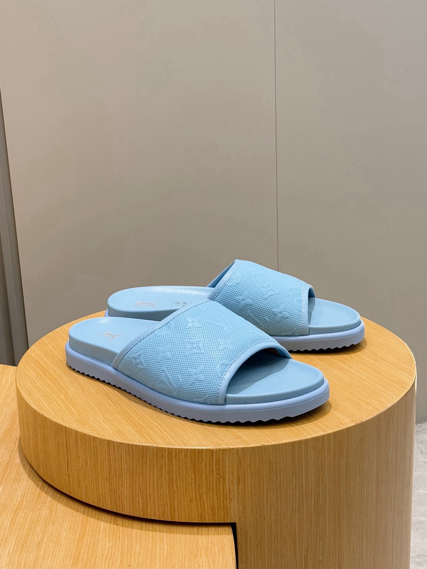 루이비통(LV) 오아시스(OASIS) 모노그램 스웨이드 뮬 슬리퍼 샌들 신발