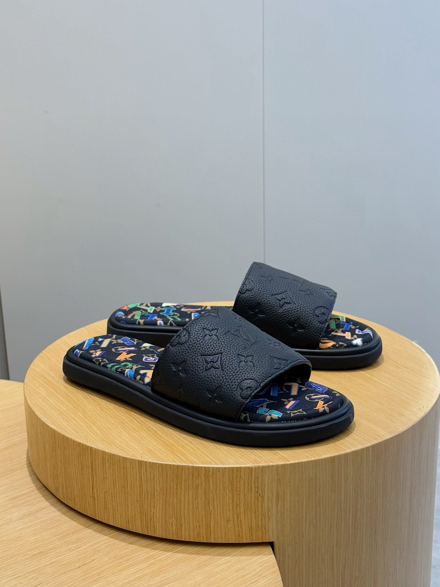 루이비통(LV) 워터프론트(Waterfront) 모노그램 워터프루프 슬리퍼 신발