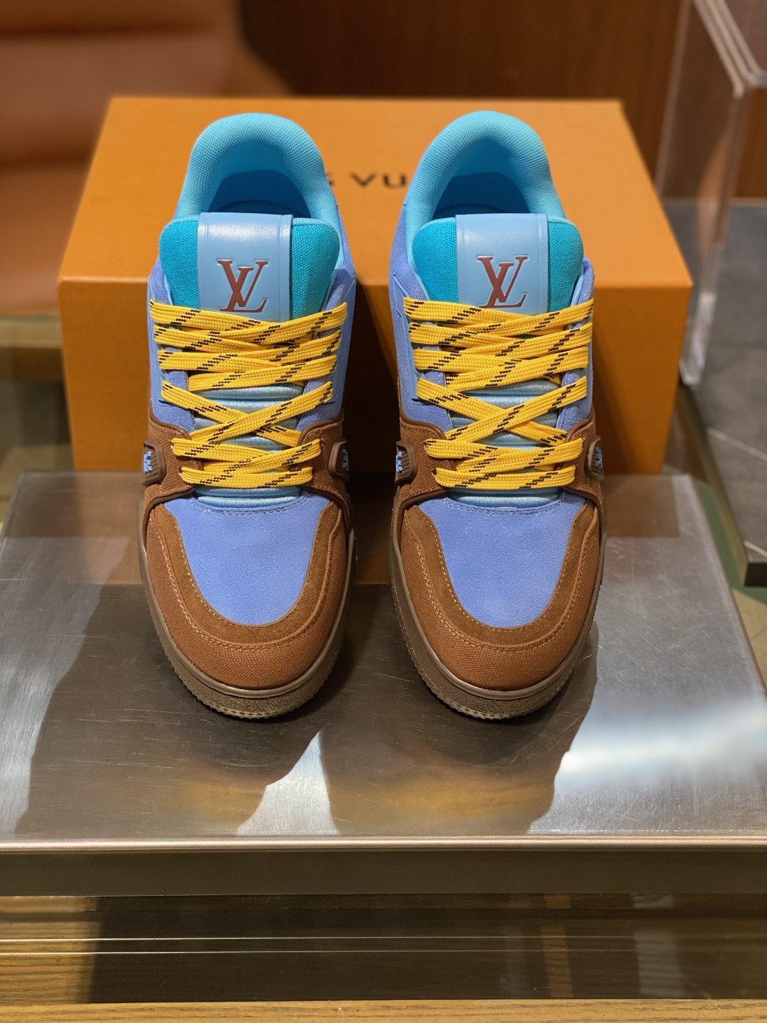 루이비통(LV) 트레이너(Trainer) 스웨이드 콤비 하이크 스니커즈 신발