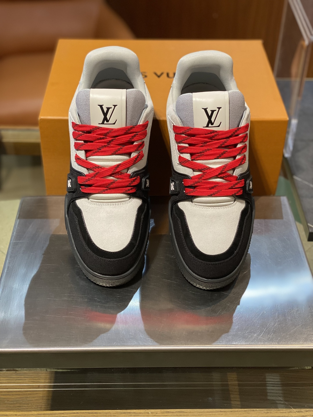 루이비통(LV) 트레이너(Trainer) 스웨이드 콤비 하이크 스니커즈 신발