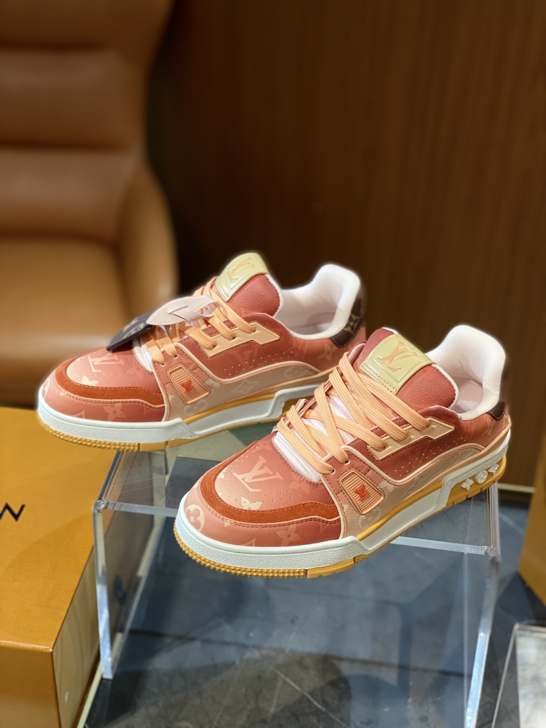 루이비통(LV) 트레이너(Trainer) 스웨이드 콤비 하이크 스니커즈 신발