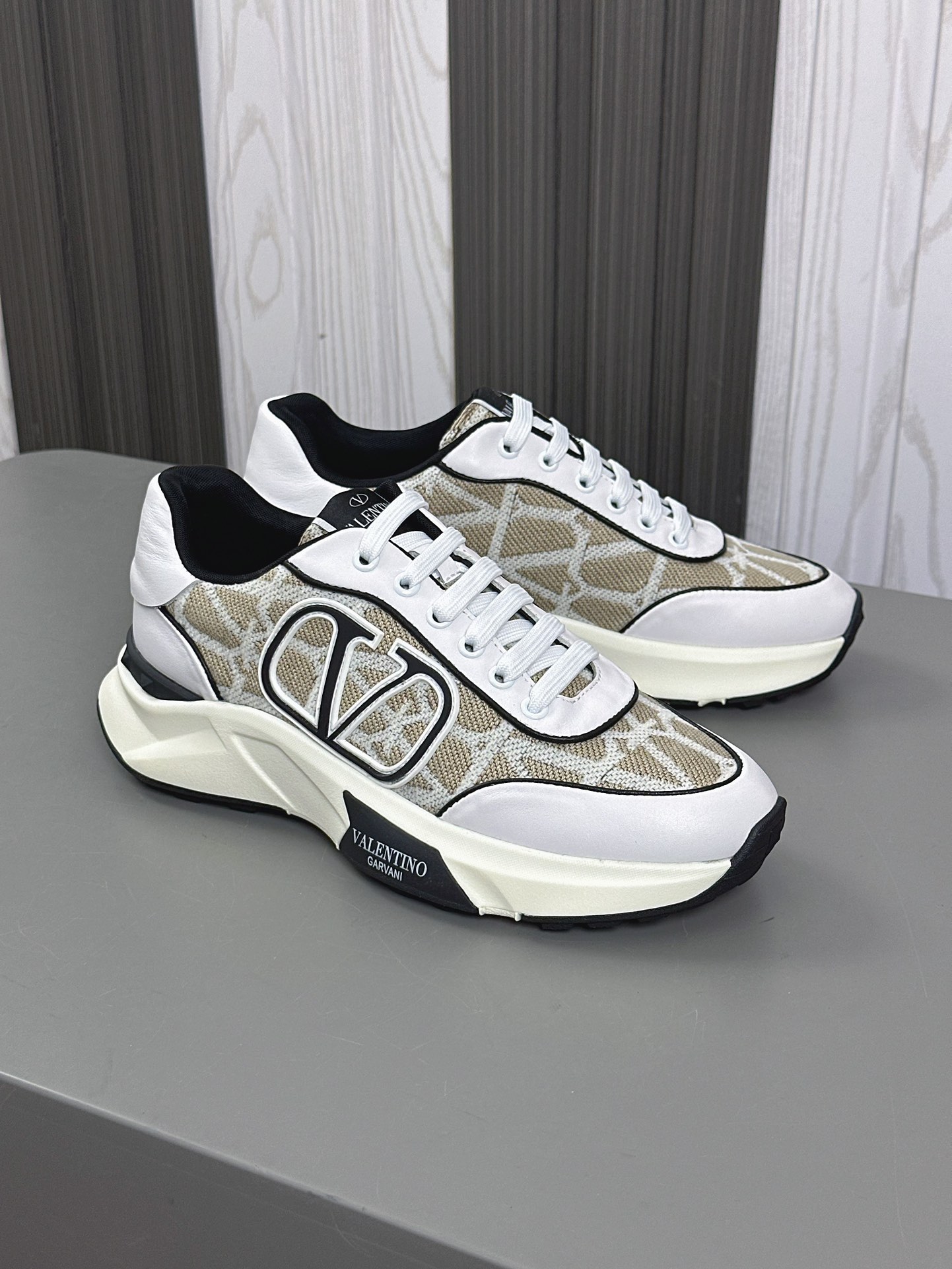 발렌티노(Valentino) 나파 레더 & 테크니컬 메쉬 스니커즈 신발