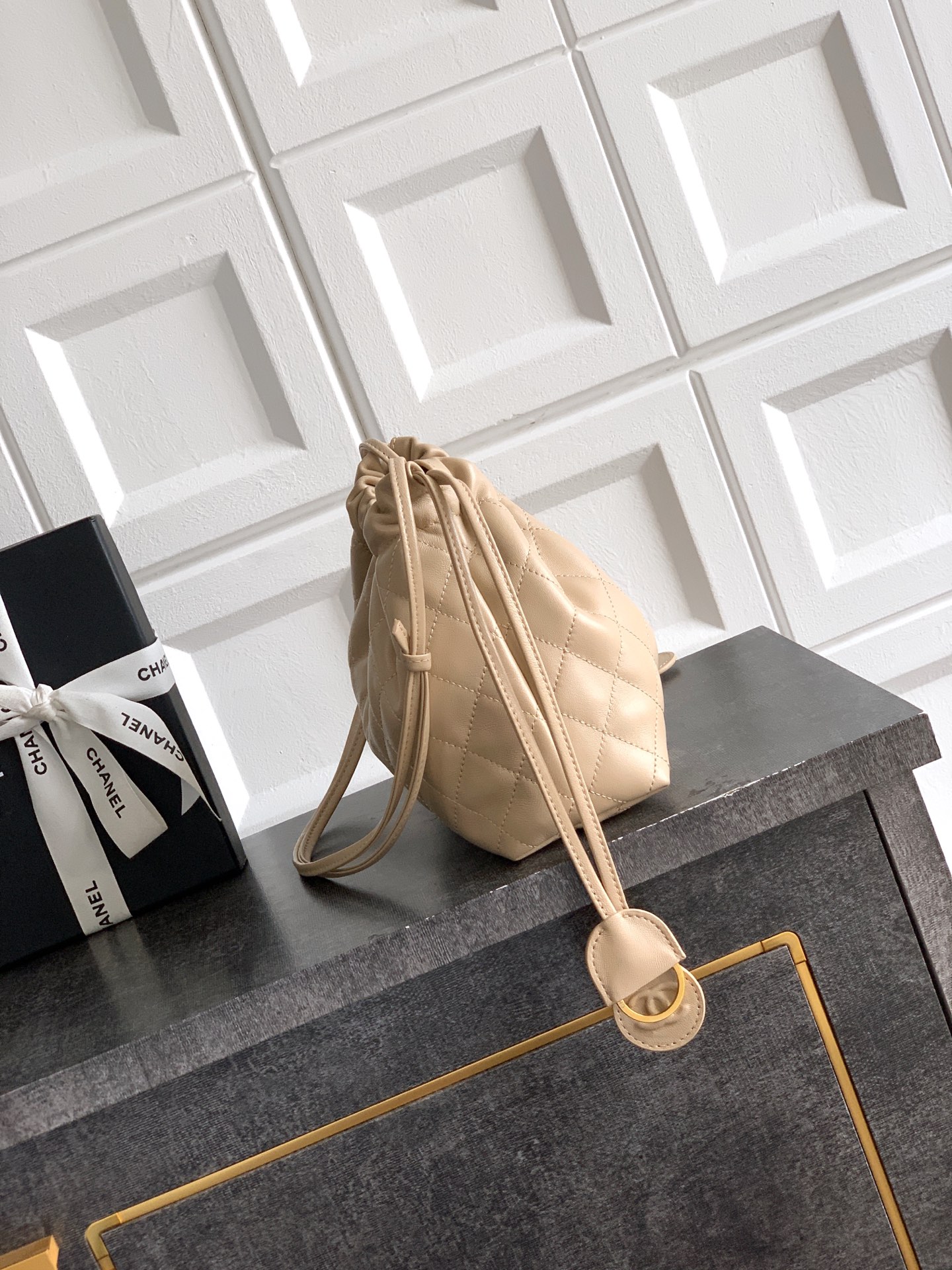 샤넬(Chanel) 클래식 퀼팅 레더 럭키백(드로스트링) 버킷백 가방