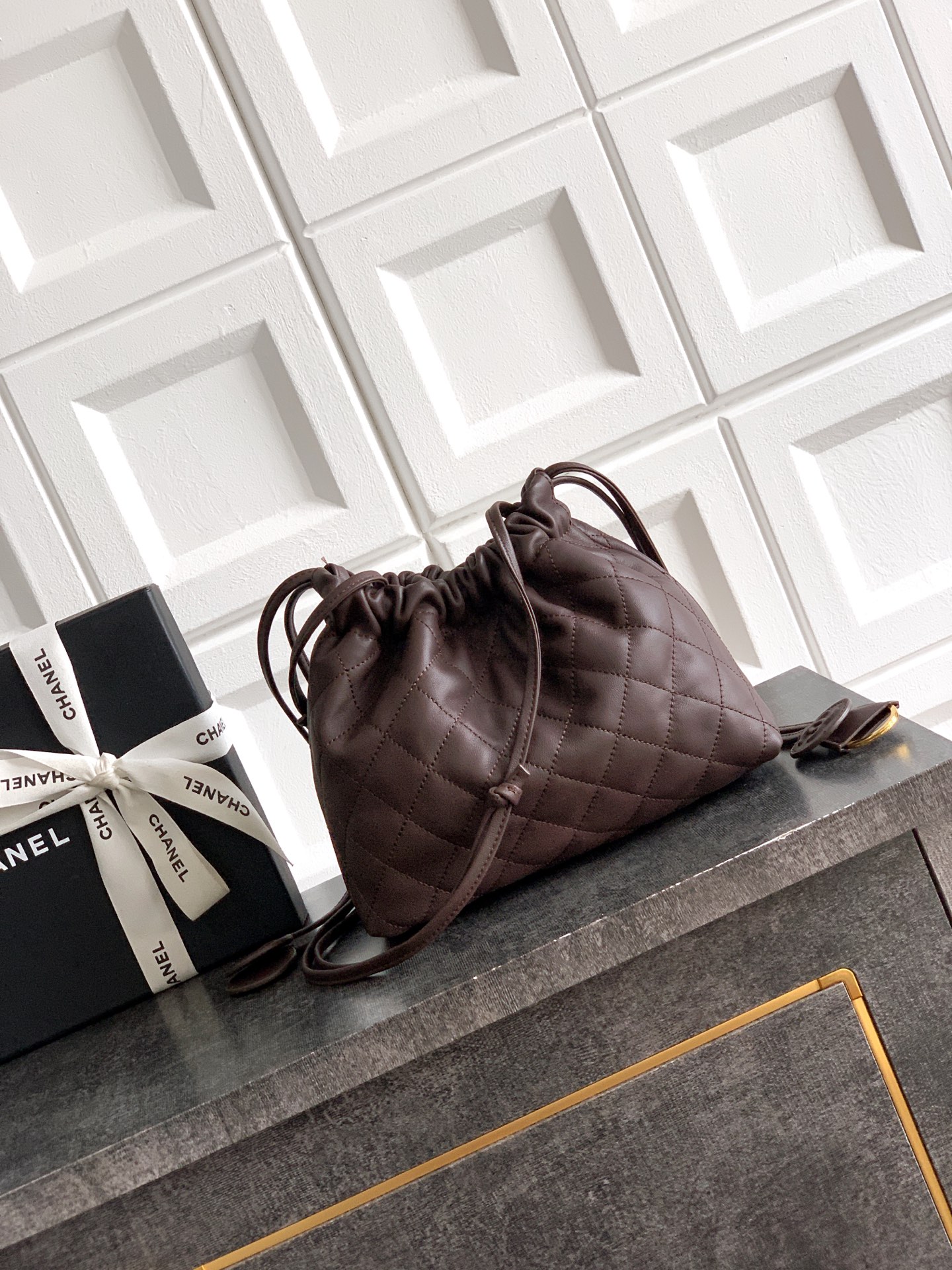 샤넬(Chanel) 클래식 퀼팅 레더 럭키백(드로스트링) 버킷백 가방