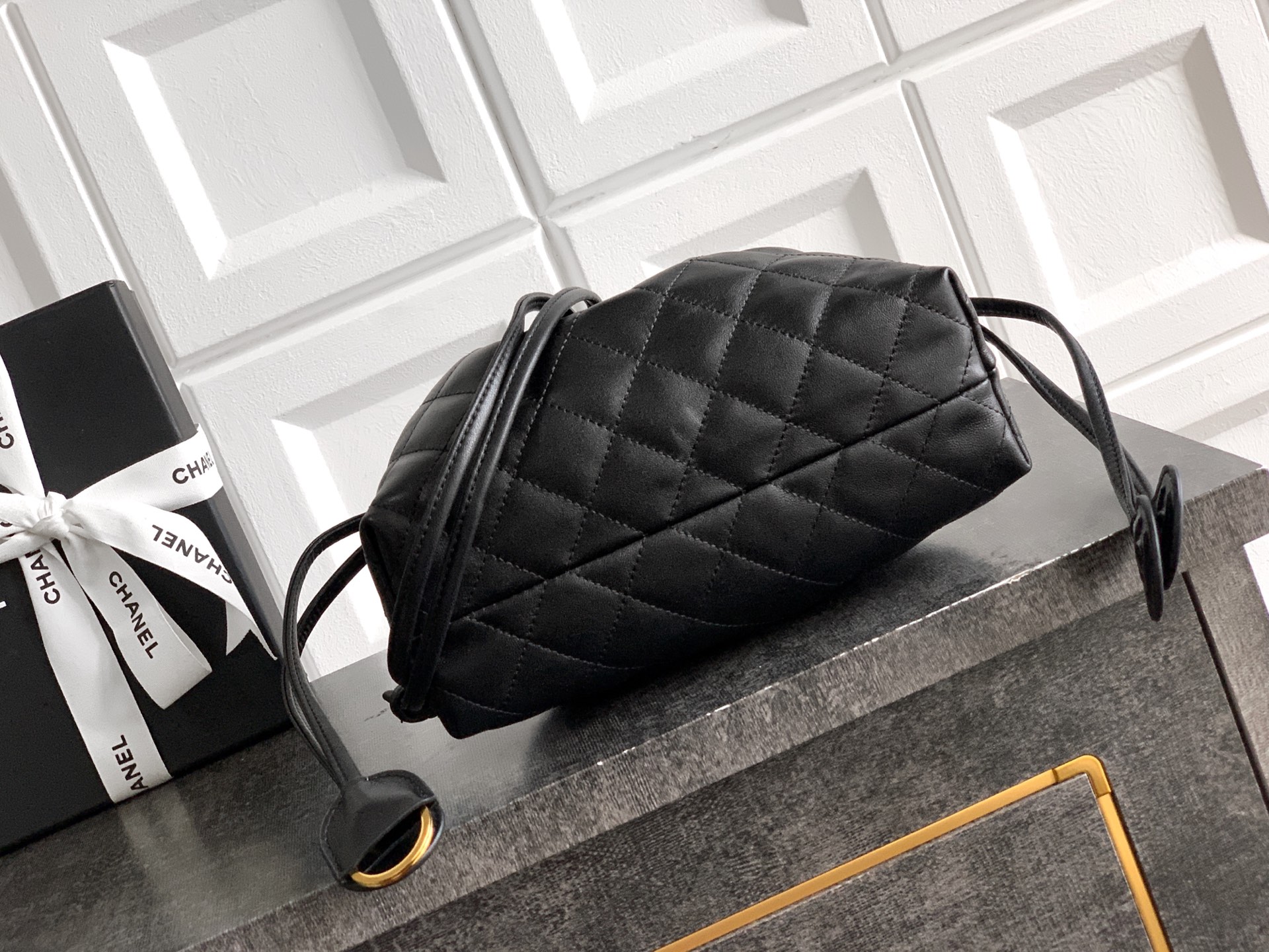 샤넬(Chanel) 클래식 퀼팅 레더 럭키백(드로스트링) 버킷백 가방