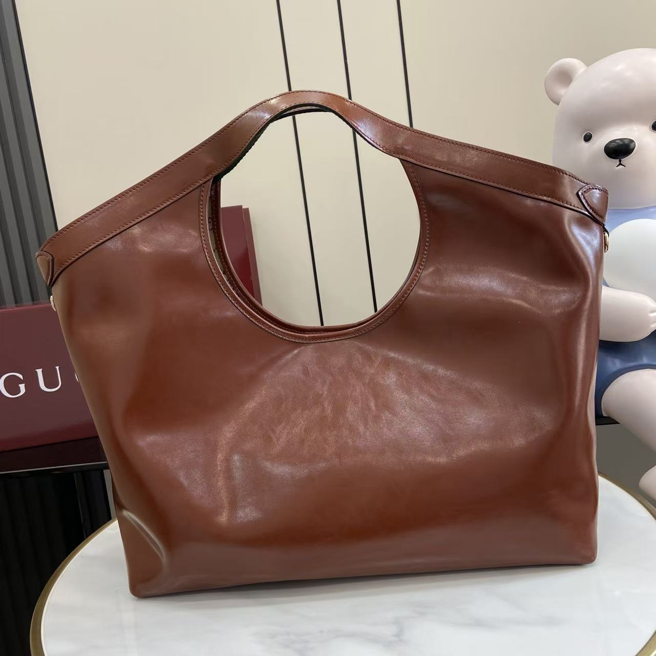 구찌(Gucci) 질리오(Giglio) 유광 레더 토트백 가방 맥시