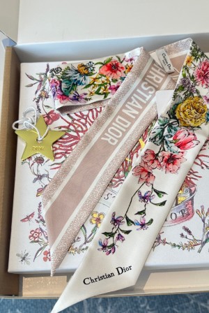 디올(Dior) 플라워 더블 레이어 스카프
