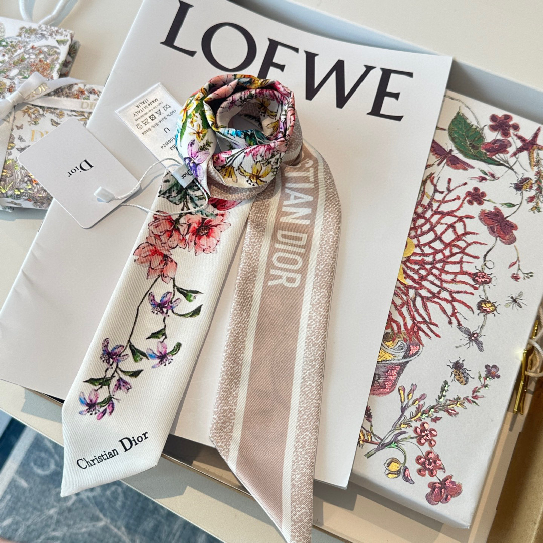 디올(Dior) 플라워 더블 레이어 스카프