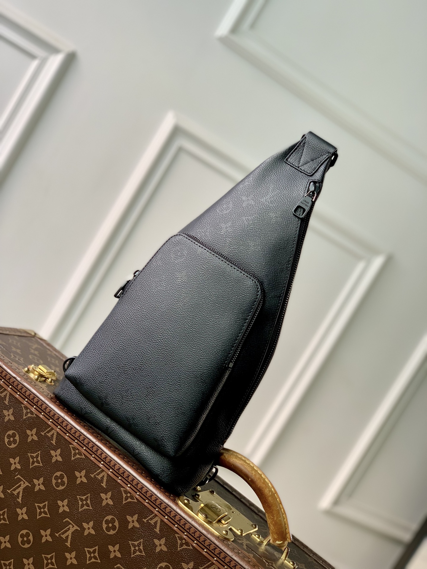 루이비통(Louis Vuitton) LV 듀오(Duo) 모노그램 미드나잇 슬링백 가방