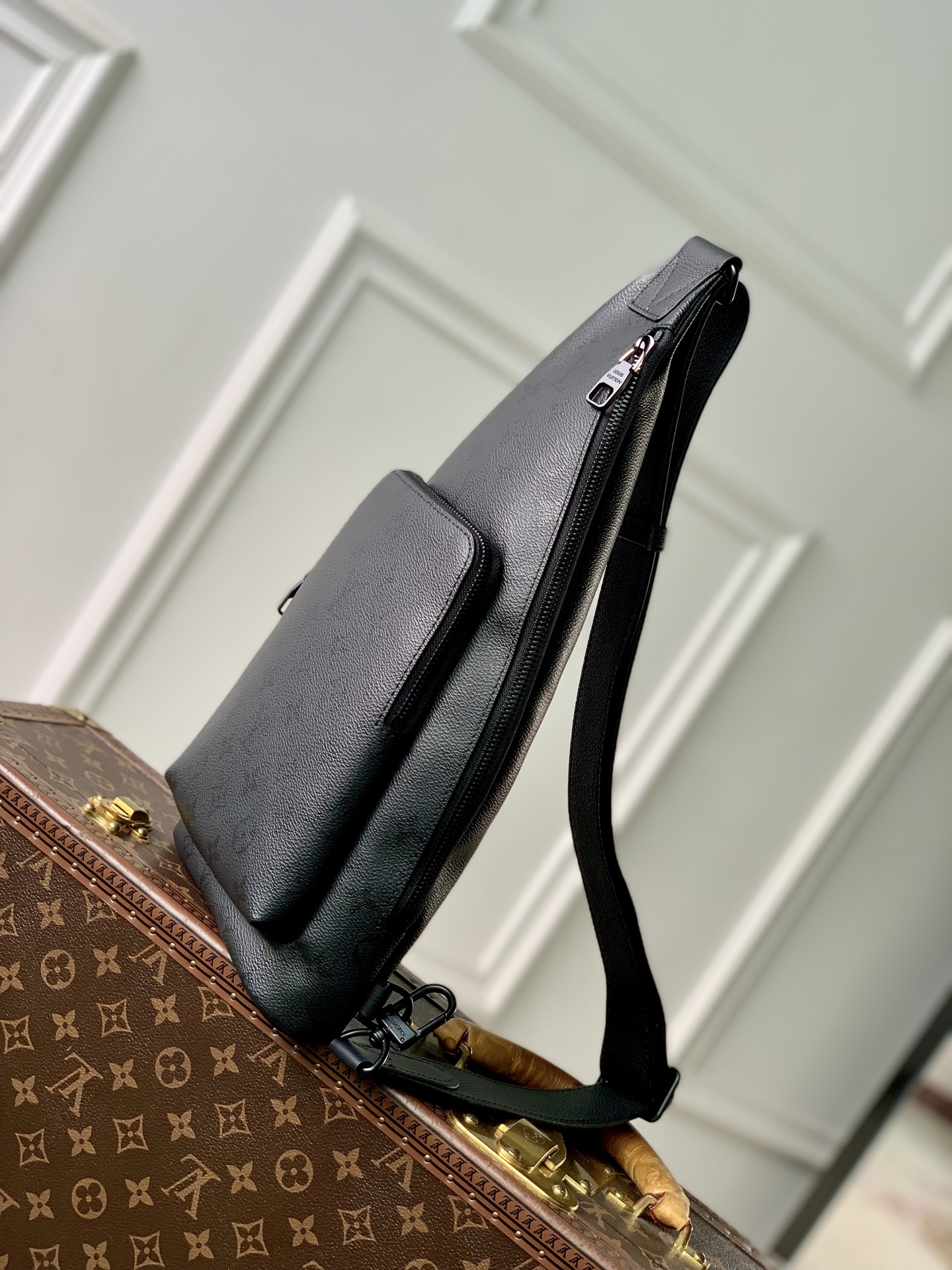 루이비통(Louis Vuitton) LV 듀오(Duo) 모노그램 미드나잇 슬링백 가방