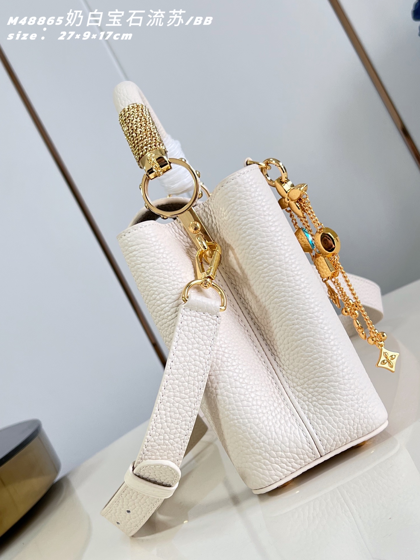 루이비통(Louis Vuitton) LV 카퓌신 BB 토트백 숄더백 가방 - 밀크 화이트 메탈 테슬