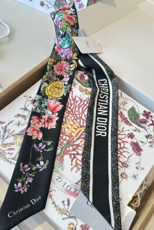 디올(Dior) 플라워 더블 레이어 스카프