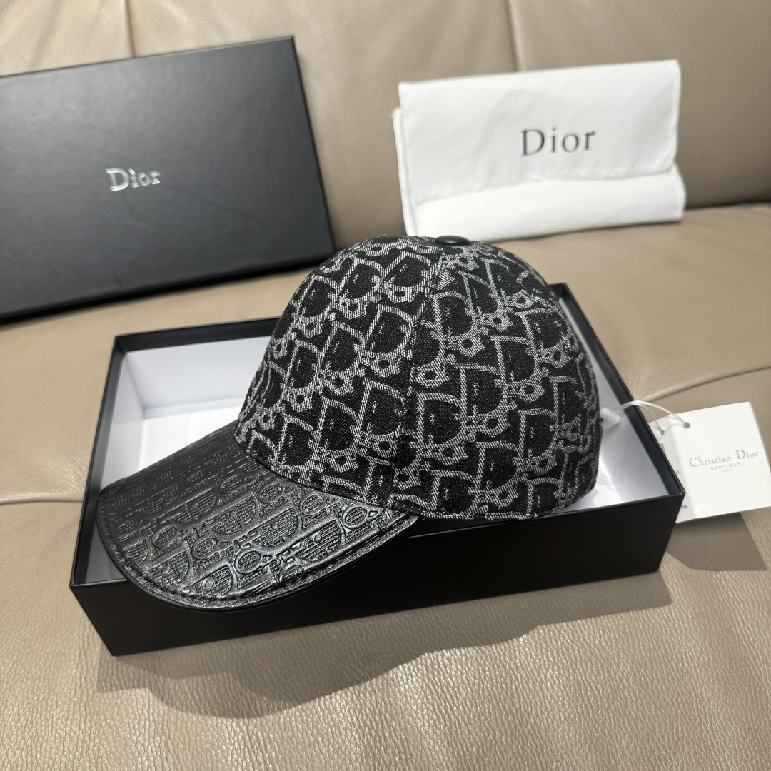 디올(Dior) 오블리크 패턴 볼캡 모자