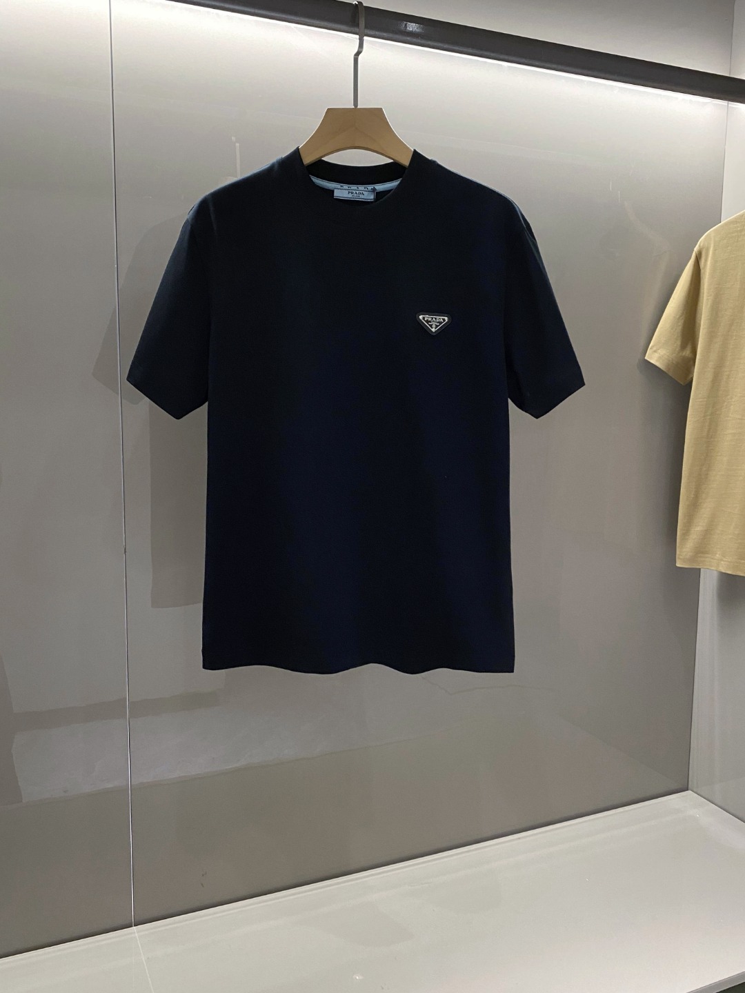 프라다(PRADA) 로고 포인트 반팔 티셔츠 의류