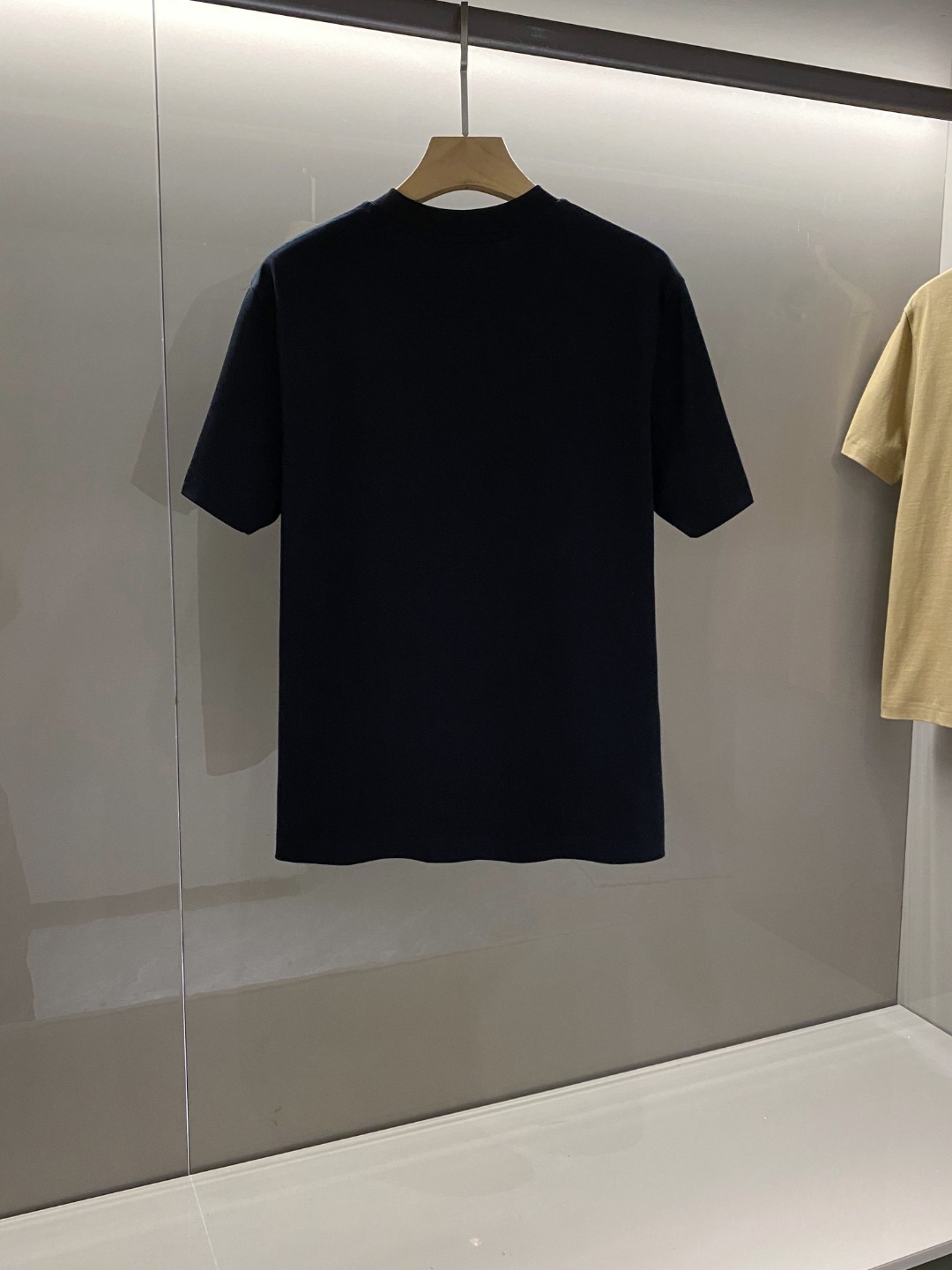 프라다(PRADA) 로고 포인트 반팔 티셔츠 의류