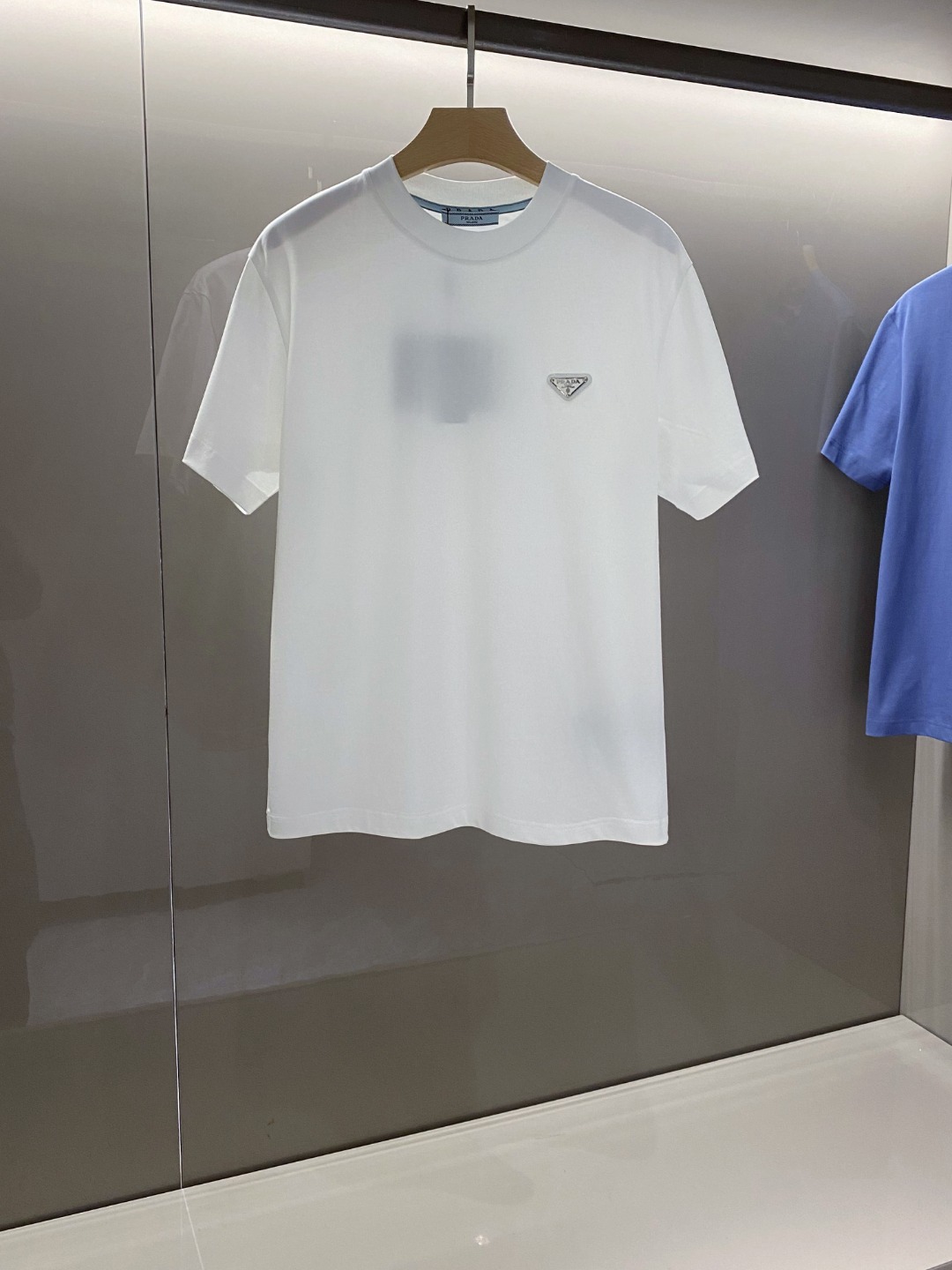 프라다(PRADA) 로고 포인트 반팔 티셔츠 의류