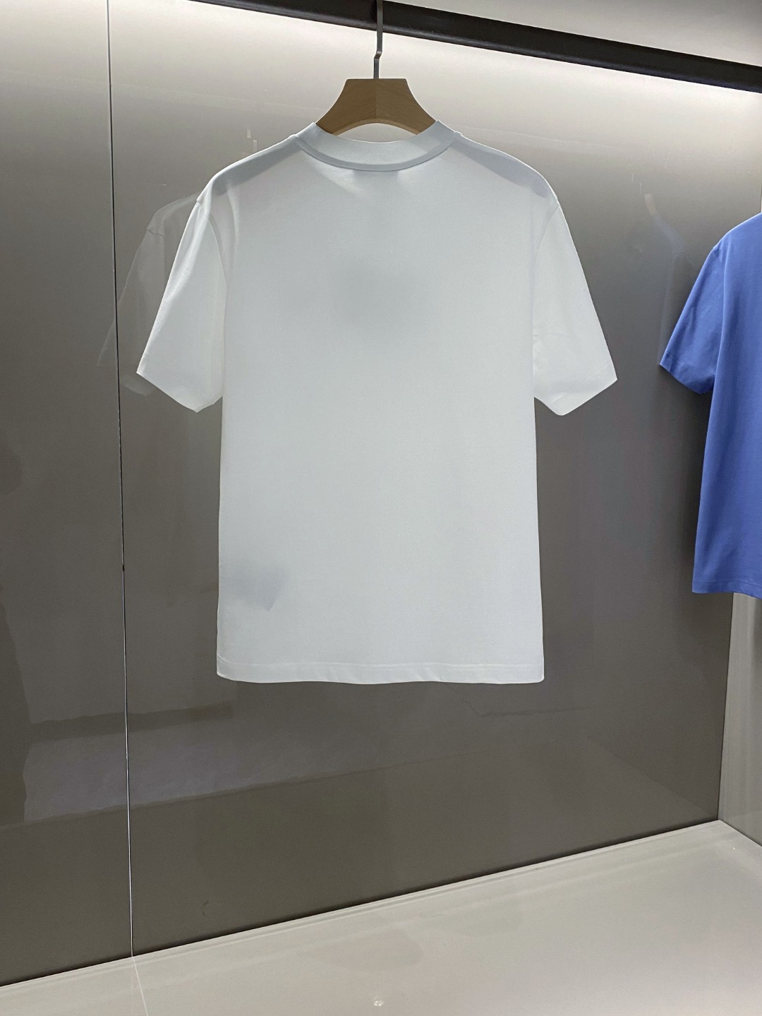 프라다(PRADA) 로고 포인트 반팔 티셔츠 의류