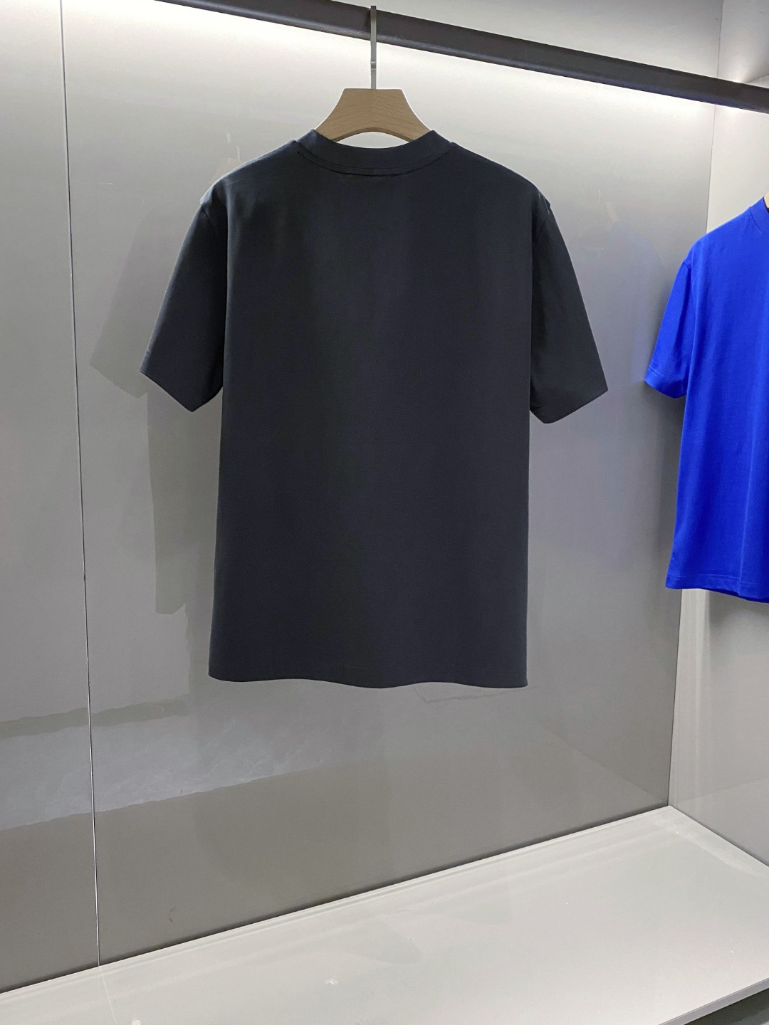 프라다(PRADA) 로고 포인트 반팔 티셔츠 의류