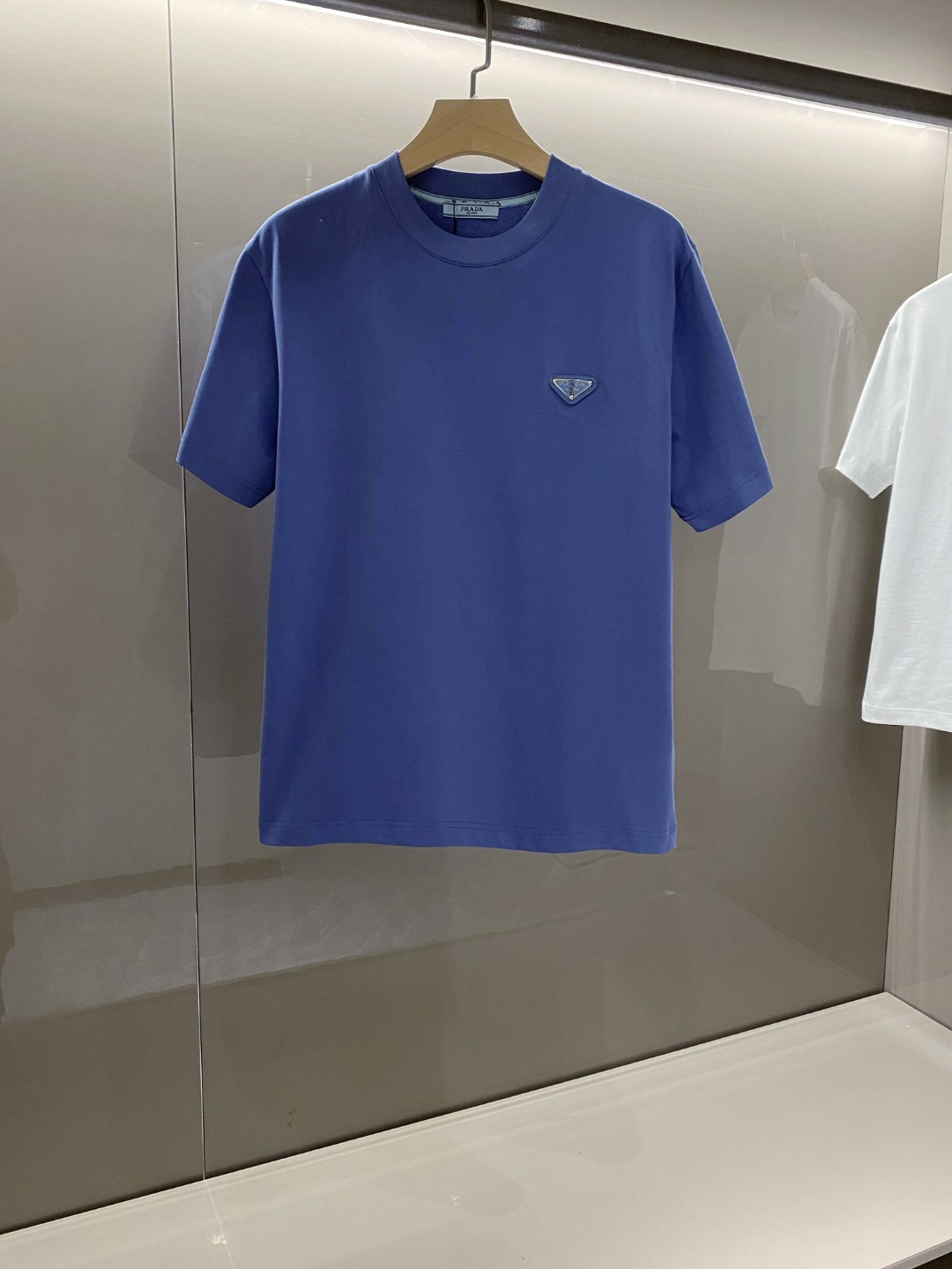 프라다(PRADA) 로고 포인트 반팔 티셔츠 의류