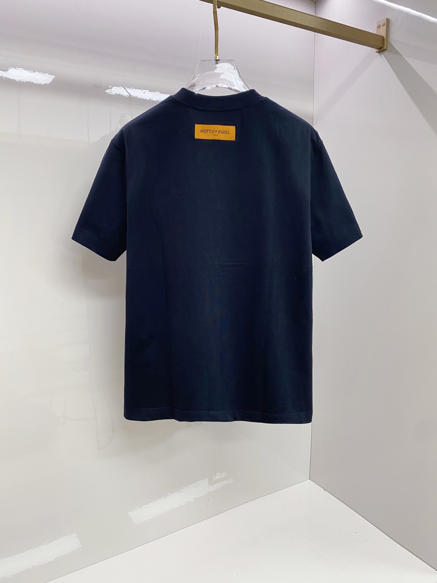 루이비통(LV) 로고 그래픽 반팔 티셔츠 의류