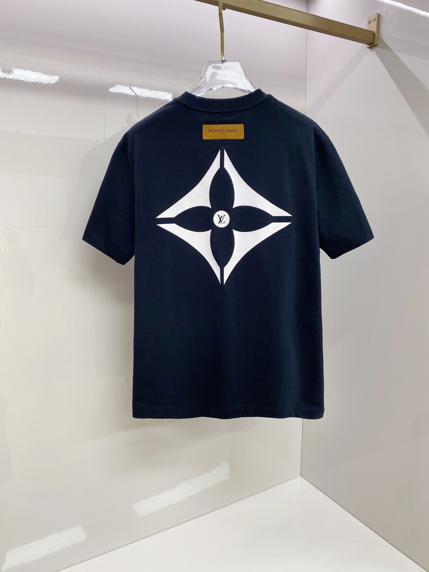 루이비통(LV) 미니멀 로고 반팔 티셔츠 의류