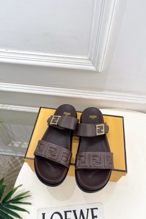 펜디(FENDI) 가죽 로고 버클 플랫폼 슬리퍼 신발