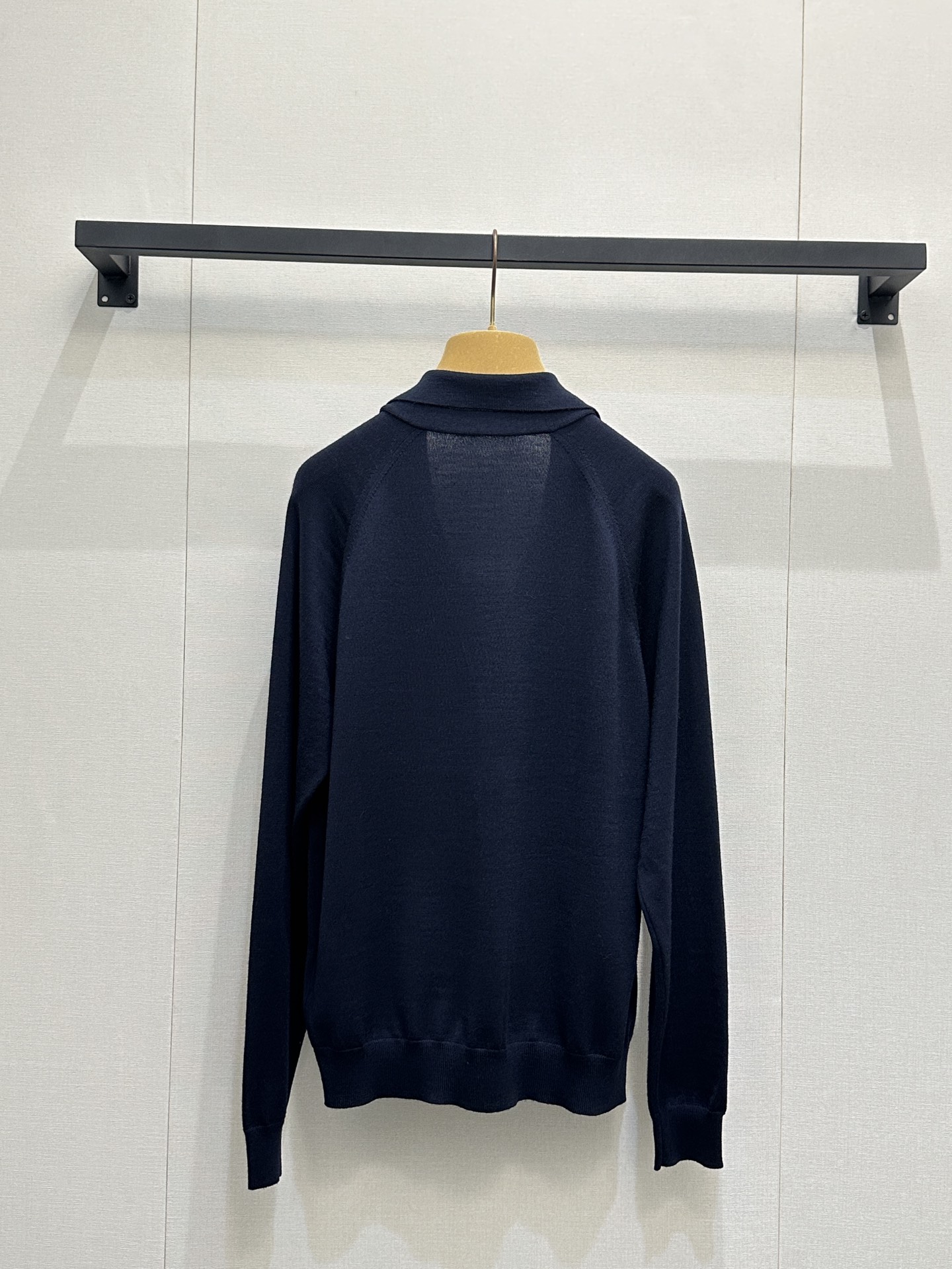 미우미우(MIU MIU) 로고 자수 카라 V넥 가디건 의류