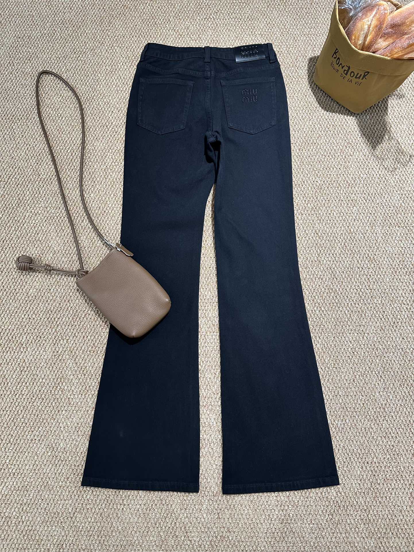 미우미우(miumiu) 뉴 시즌 하이 스트레치 플레어 팬츠 청바지 의류