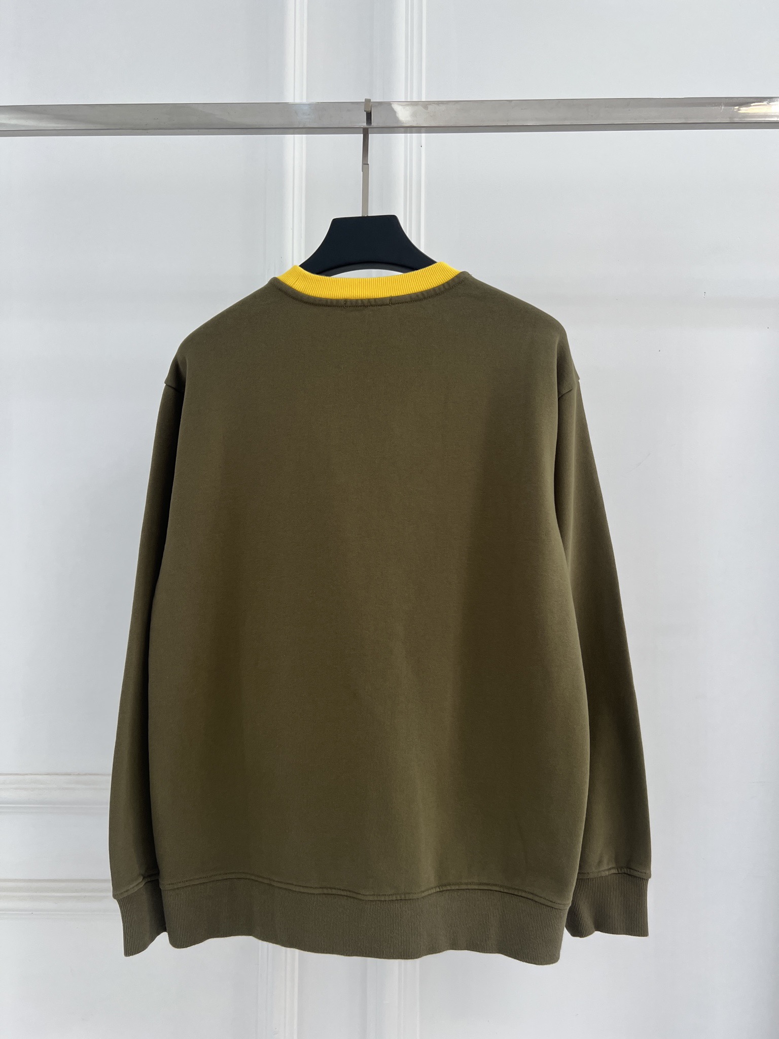 미우미우(MIU MIU) 로고 자수 라운드넥 기모 맨투맨 의류