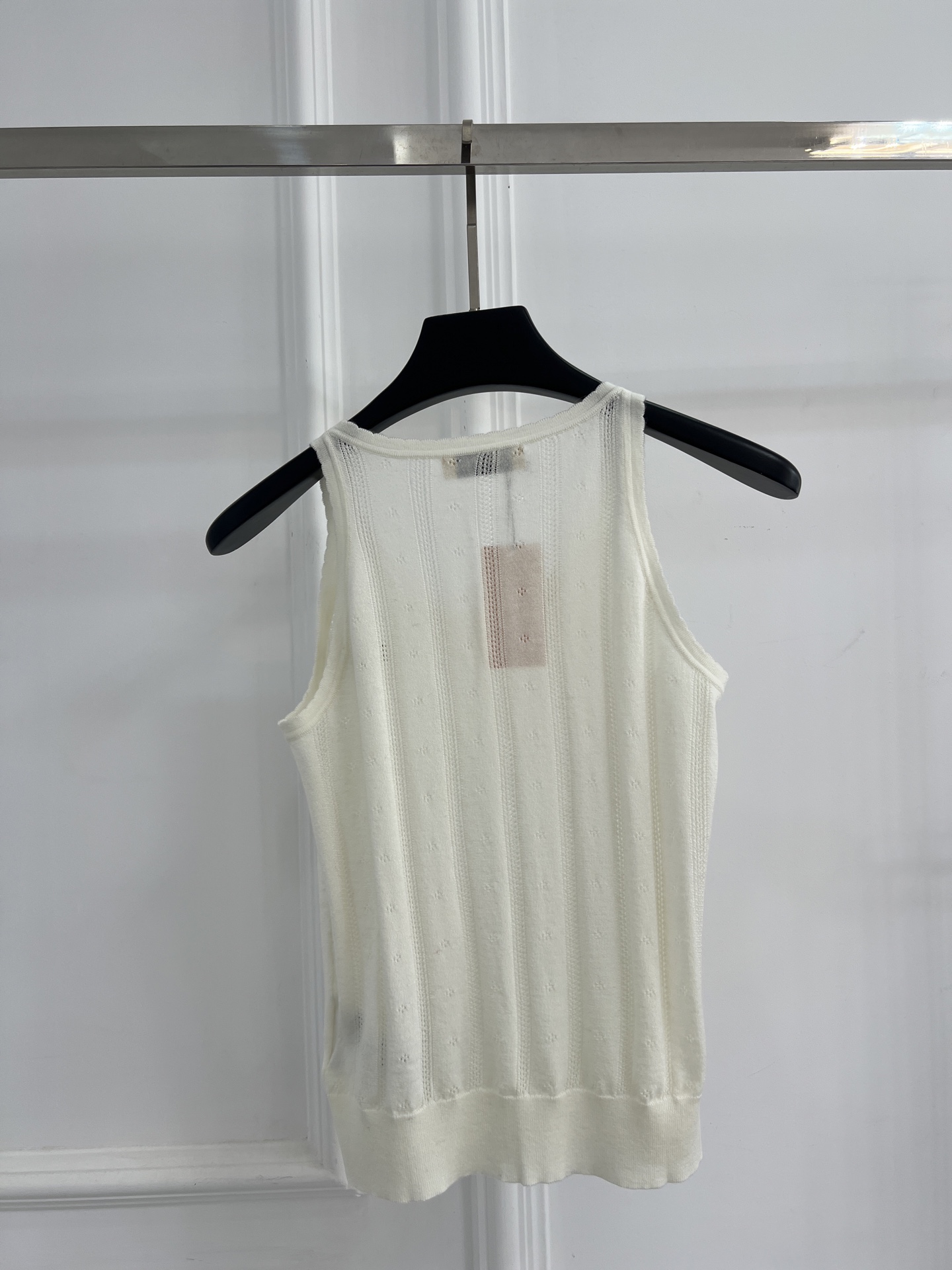 미우미우(MIU MIU) 펀칭 니트 슬리브리스 탑 의류