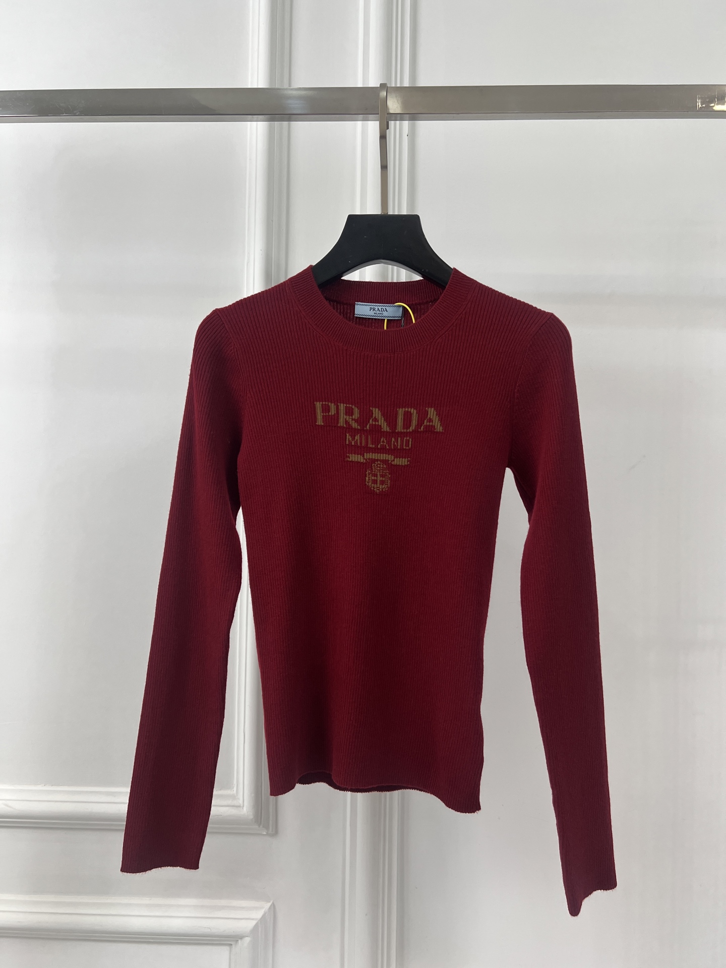 프라다(PRADA) 로고 슬림핏 니트 롱슬리브 의류