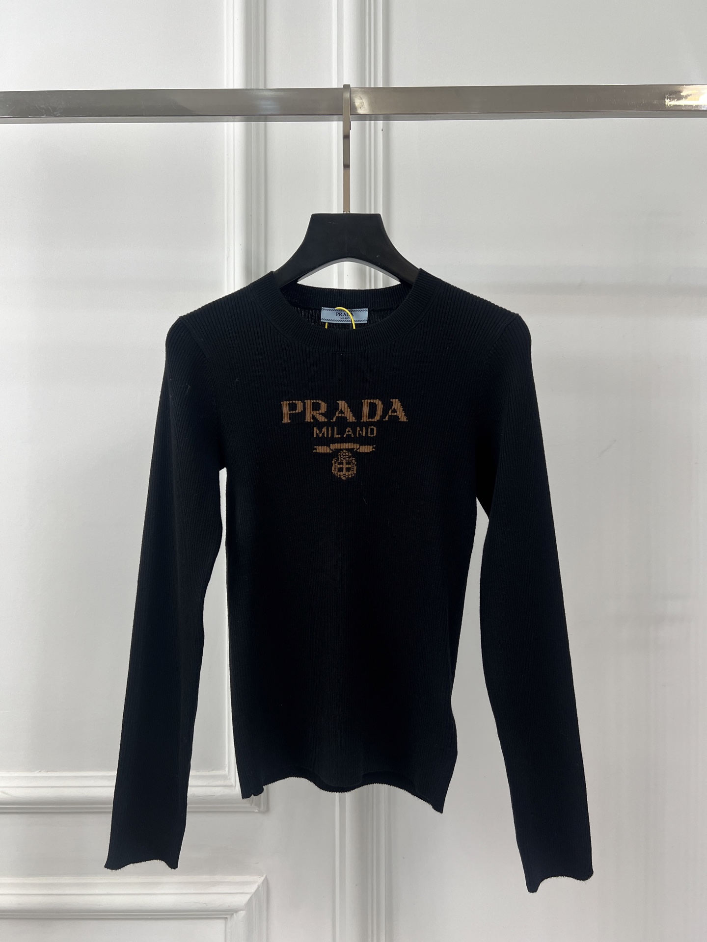 프라다(PRADA) 로고 슬림핏 니트 롱슬리브 의류