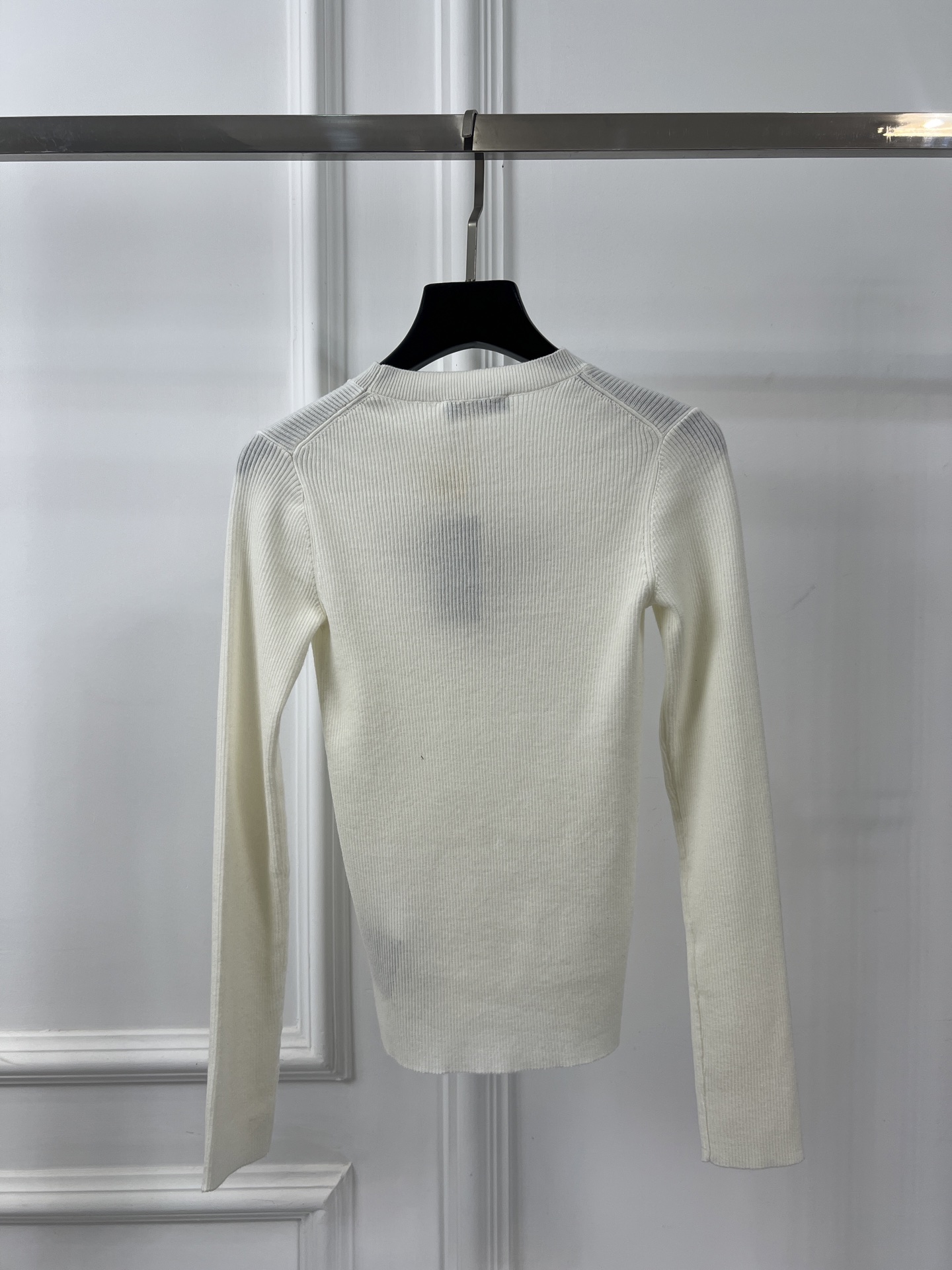 프라다(PRADA) 로고 슬림핏 니트 롱슬리브 의류